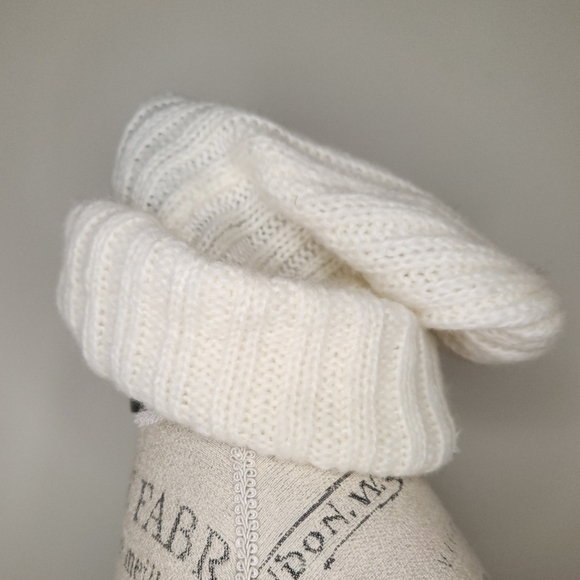 Vintage white winter hat - Picture 2 of 5